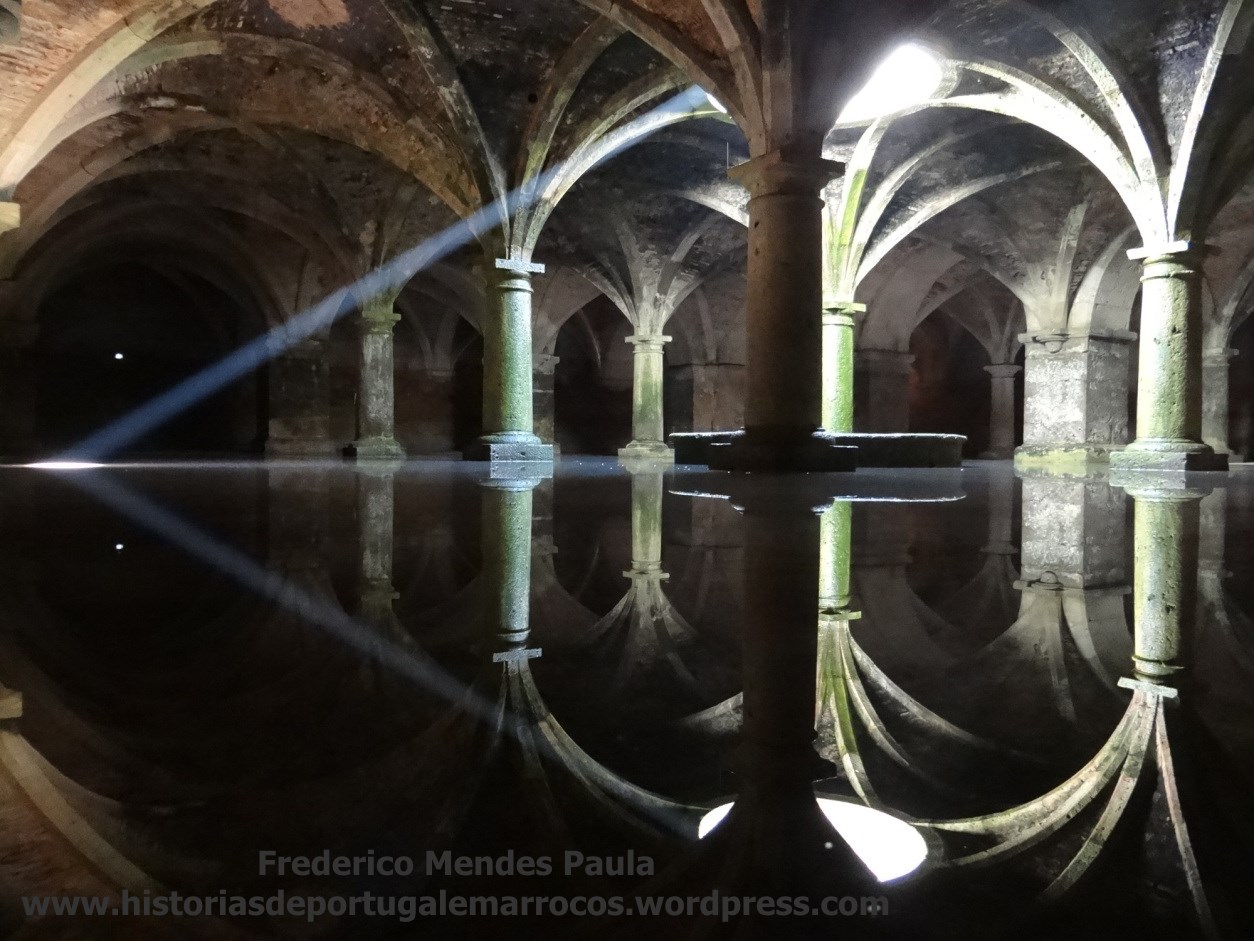 The Manueline cistern — view via Histórias de Portugal em Marrocos