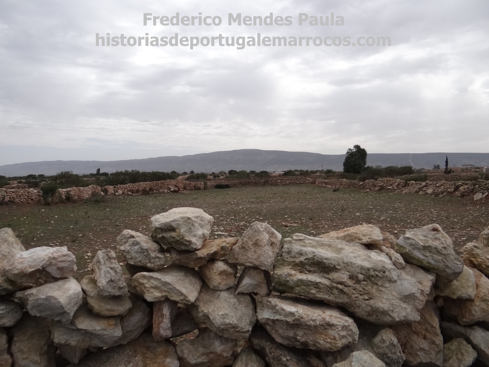 Valos — low stone walls of the outer field